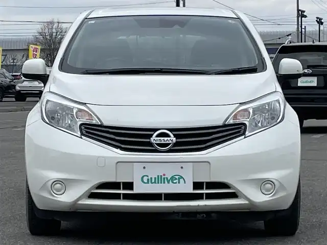 日産 ノート X FOUR 道央・札幌 2014(平26)年 4.6万km ブリリアントホワイトパール ４WD/ワンオーナー/純正オーディオ/AM/FM/CD/AUX/衝突被害軽減ブレーキ/横滑り防止装置/レーンキープアシスト/プッシュスタート/スマートキー/ハロゲンヘッドライト/ヘッドライトレベライザー/電動格納ミラー/純正フロアマット/ドアバイザー/スペアキー/スチールホイール付夏タイヤ積込/185/70/R14/2014年/山3mm