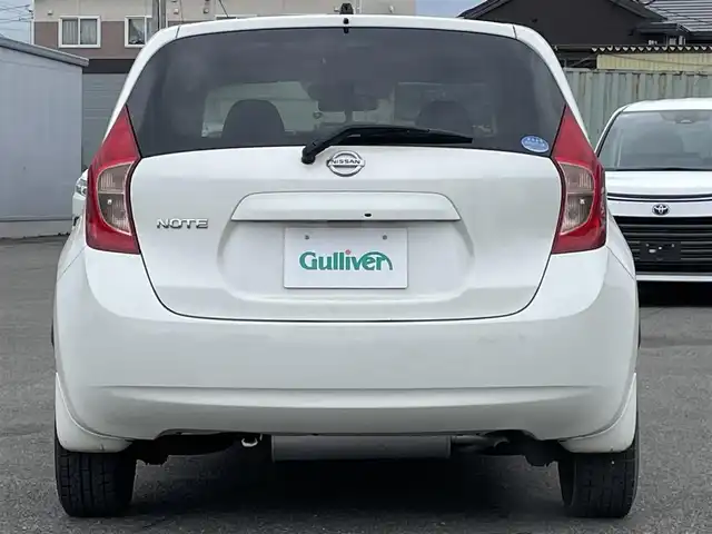 日産 ノート X FOUR 道央・札幌 2014(平26)年 4.6万km ブリリアントホワイトパール ４WD/ワンオーナー/純正オーディオ/AM/FM/CD/AUX/衝突被害軽減ブレーキ/横滑り防止装置/レーンキープアシスト/プッシュスタート/スマートキー/ハロゲンヘッドライト/ヘッドライトレベライザー/電動格納ミラー/純正フロアマット/ドアバイザー/スペアキー/スチールホイール付夏タイヤ積込/185/70/R14/2014年/山3mm