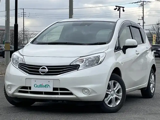 日産 ノート X FOUR 道央・札幌 2014(平26)年 4.6万km ブリリアントホワイトパール ４WD/ワンオーナー/純正オーディオ/AM/FM/CD/AUX/衝突被害軽減ブレーキ/横滑り防止装置/レーンキープアシスト/プッシュスタート/スマートキー/ハロゲンヘッドライト/ヘッドライトレベライザー/電動格納ミラー/純正フロアマット/ドアバイザー/スペアキー/スチールホイール付夏タイヤ積込/185/70/R14/2014年/山3mm