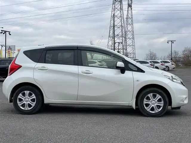 日産 ノート X FOUR 道央・札幌 2014(平26)年 4.6万km ブリリアントホワイトパール ４WD/ワンオーナー/純正オーディオ/AM/FM/CD/AUX/衝突被害軽減ブレーキ/横滑り防止装置/レーンキープアシスト/プッシュスタート/スマートキー/ハロゲンヘッドライト/ヘッドライトレベライザー/電動格納ミラー/純正フロアマット/ドアバイザー/スペアキー/スチールホイール付夏タイヤ積込/185/70/R14/2014年/山3mm