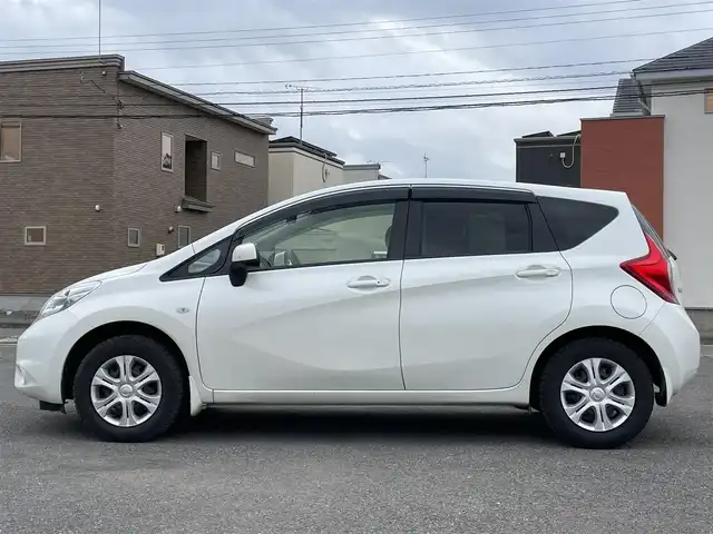 日産 ノート X FOUR 道央・札幌 2014(平26)年 4.6万km ブリリアントホワイトパール ４WD/ワンオーナー/純正オーディオ/AM/FM/CD/AUX/衝突被害軽減ブレーキ/横滑り防止装置/レーンキープアシスト/プッシュスタート/スマートキー/ハロゲンヘッドライト/ヘッドライトレベライザー/電動格納ミラー/純正フロアマット/ドアバイザー/スペアキー/スチールホイール付夏タイヤ積込/185/70/R14/2014年/山3mm