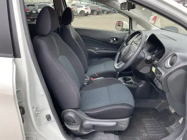 日産 ノート X FOUR 道央・札幌 2014(平26)年 4.6万km ブリリアントホワイトパール ４WD/ワンオーナー/純正オーディオ/AM/FM/CD/AUX/衝突被害軽減ブレーキ/横滑り防止装置/レーンキープアシスト/プッシュスタート/スマートキー/ハロゲンヘッドライト/ヘッドライトレベライザー/電動格納ミラー/純正フロアマット/ドアバイザー/スペアキー/スチールホイール付夏タイヤ積込/185/70/R14/2014年/山3mm