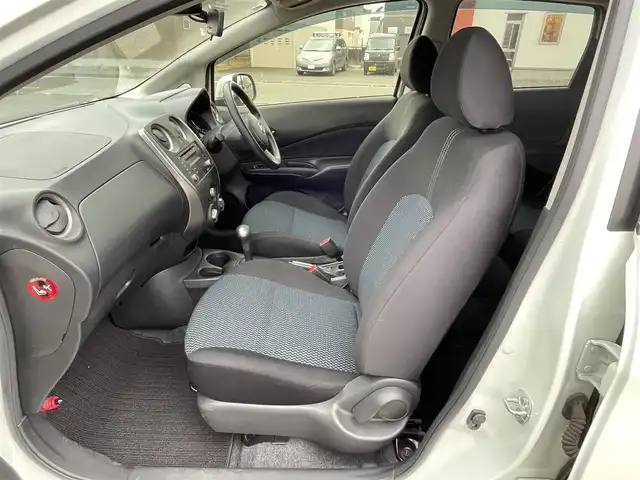 日産 ノート X FOUR 道央・札幌 2014(平26)年 4.6万km ブリリアントホワイトパール ４WD/ワンオーナー/純正オーディオ/AM/FM/CD/AUX/衝突被害軽減ブレーキ/横滑り防止装置/レーンキープアシスト/プッシュスタート/スマートキー/ハロゲンヘッドライト/ヘッドライトレベライザー/電動格納ミラー/純正フロアマット/ドアバイザー/スペアキー/スチールホイール付夏タイヤ積込/185/70/R14/2014年/山3mm