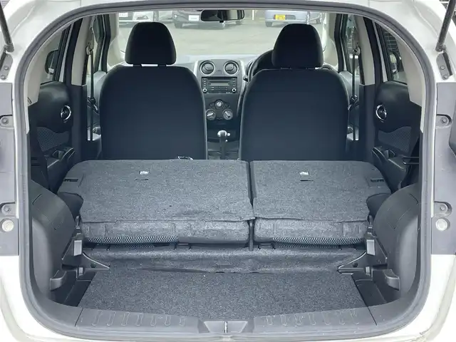 日産 ノート X FOUR 道央・札幌 2014(平26)年 4.6万km ブリリアントホワイトパール ４WD/ワンオーナー/純正オーディオ/AM/FM/CD/AUX/衝突被害軽減ブレーキ/横滑り防止装置/レーンキープアシスト/プッシュスタート/スマートキー/ハロゲンヘッドライト/ヘッドライトレベライザー/電動格納ミラー/純正フロアマット/ドアバイザー/スペアキー/スチールホイール付夏タイヤ積込/185/70/R14/2014年/山3mm