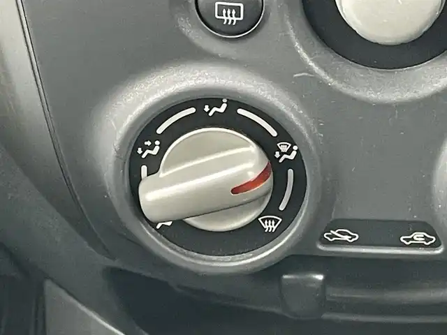 日産 ノート X FOUR 道央・札幌 2014(平26)年 4.6万km ブリリアントホワイトパール ４WD/ワンオーナー/純正オーディオ/AM/FM/CD/AUX/衝突被害軽減ブレーキ/横滑り防止装置/レーンキープアシスト/プッシュスタート/スマートキー/ハロゲンヘッドライト/ヘッドライトレベライザー/電動格納ミラー/純正フロアマット/ドアバイザー/スペアキー/スチールホイール付夏タイヤ積込/185/70/R14/2014年/山3mm