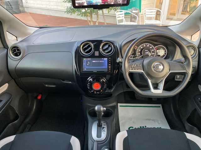 日産 ノート 愛媛県 2017(平29)年 3.3万km ブリリアントシルバー 社外ディスプレイオーディオ/・CD/DVD/アラウンドビューモニター/・バックカメラ/デジタルインナーミラー/ETC/衝突軽減ブレーキ/車線逸脱警報/アイドリングストップ/ISOFIX/プッシュスタート/・スペアキー/LEDヘッドライト/取扱説明書