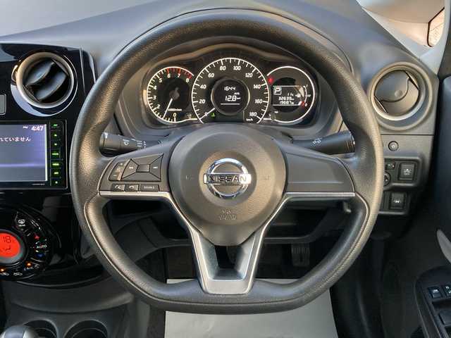 日産 ノート 愛媛県 2017(平29)年 3.3万km ブリリアントシルバー 社外ディスプレイオーディオ/・CD/DVD/アラウンドビューモニター/・バックカメラ/デジタルインナーミラー/ETC/衝突軽減ブレーキ/車線逸脱警報/アイドリングストップ/ISOFIX/プッシュスタート/・スペアキー/LEDヘッドライト/取扱説明書