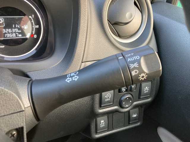 日産 ノート 愛媛県 2017(平29)年 3.3万km ブリリアントシルバー 社外ディスプレイオーディオ/・CD/DVD/アラウンドビューモニター/・バックカメラ/デジタルインナーミラー/ETC/衝突軽減ブレーキ/車線逸脱警報/アイドリングストップ/ISOFIX/プッシュスタート/・スペアキー/LEDヘッドライト/取扱説明書