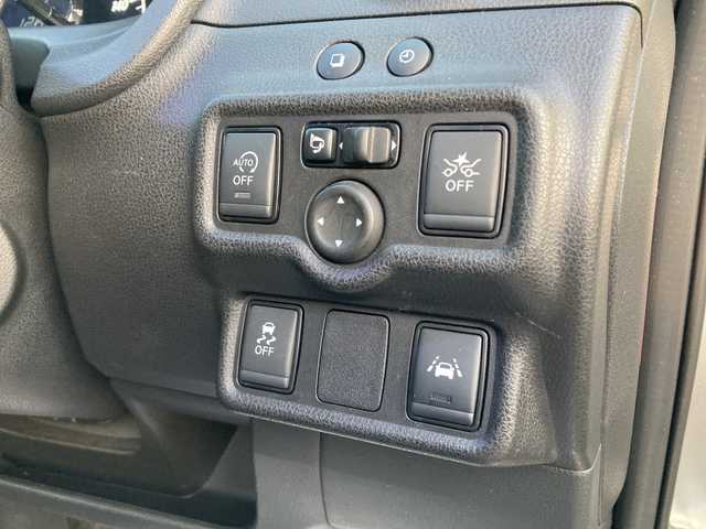 日産 ノート 愛媛県 2017(平29)年 3.3万km ブリリアントシルバー 社外ディスプレイオーディオ/・CD/DVD/アラウンドビューモニター/・バックカメラ/デジタルインナーミラー/ETC/衝突軽減ブレーキ/車線逸脱警報/アイドリングストップ/ISOFIX/プッシュスタート/・スペアキー/LEDヘッドライト/取扱説明書