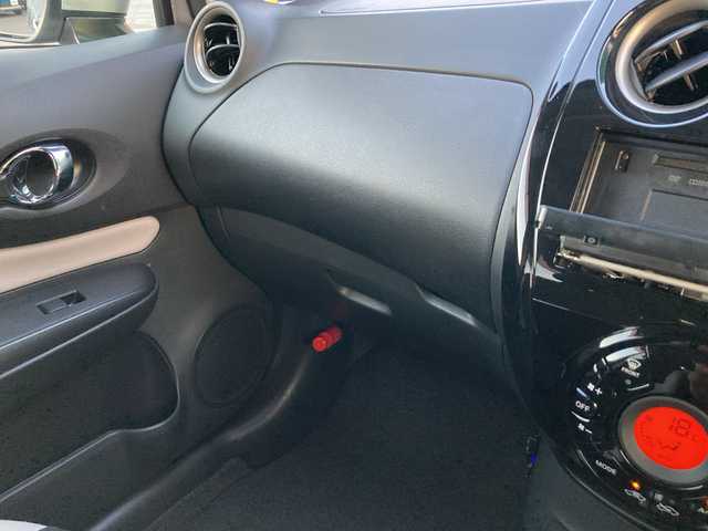 日産 ノート 愛媛県 2017(平29)年 3.3万km ブリリアントシルバー 社外ディスプレイオーディオ/・CD/DVD/アラウンドビューモニター/・バックカメラ/デジタルインナーミラー/ETC/衝突軽減ブレーキ/車線逸脱警報/アイドリングストップ/ISOFIX/プッシュスタート/・スペアキー/LEDヘッドライト/取扱説明書