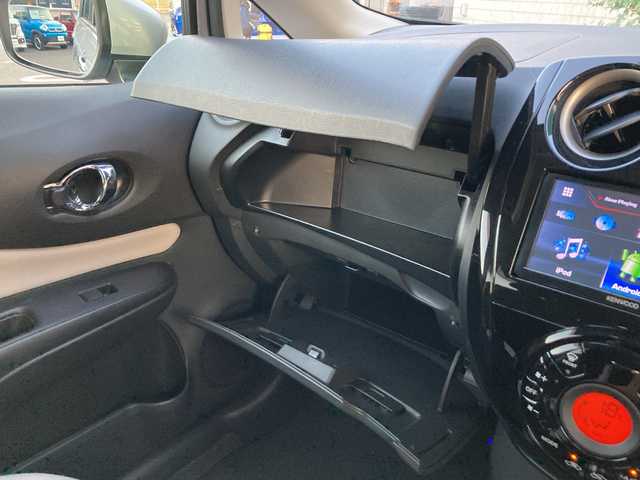 日産 ノート 愛媛県 2017(平29)年 3.3万km ブリリアントシルバー 社外ディスプレイオーディオ/・CD/DVD/アラウンドビューモニター/・バックカメラ/デジタルインナーミラー/ETC/衝突軽減ブレーキ/車線逸脱警報/アイドリングストップ/ISOFIX/プッシュスタート/・スペアキー/LEDヘッドライト/取扱説明書