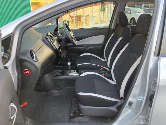 日産 ノート 愛媛県 2017(平29)年 3.3万km ブリリアントシルバー 社外ディスプレイオーディオ/・CD/DVD/アラウンドビューモニター/・バックカメラ/デジタルインナーミラー/ETC/衝突軽減ブレーキ/車線逸脱警報/アイドリングストップ/ISOFIX/プッシュスタート/・スペアキー/LEDヘッドライト/取扱説明書