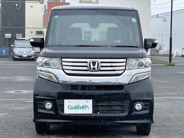 ホンダ Ｎ ＢＯＸ カスタム G SSパッケージ 道央・札幌 2013(平25)年 7万km クリスタルブラックパール ４WD/社外メモリーナビ/CD/DVD/SD/フルセグ/社外フリップダウンモニター/横滑り防止装置/バックカメラ/ドライブレコーダー/ECONモード/両側パワースライドドア/革巻きステアリング/ステアリングリモコン/プッシュスタート/スマートキー/LEDヘッドライト/オートライト/フォグランプ/電動格納ミラー/ヒーテッドドアミラー/ウィンカーミラー/純正フロアマット/ドアバイザー/スペアキー/社外エンジンスターター