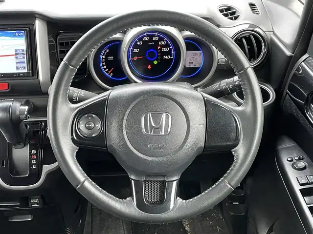 ホンダ Ｎ ＢＯＸ カスタム G SSパッケージ 道央・札幌 2013(平25)年 7万km クリスタルブラックパール ４WD/社外メモリーナビ/CD/DVD/SD/フルセグ/社外フリップダウンモニター/横滑り防止装置/バックカメラ/ドライブレコーダー/ECONモード/両側パワースライドドア/革巻きステアリング/ステアリングリモコン/プッシュスタート/スマートキー/LEDヘッドライト/オートライト/フォグランプ/電動格納ミラー/ヒーテッドドアミラー/ウィンカーミラー/純正フロアマット/ドアバイザー/スペアキー/社外エンジンスターター