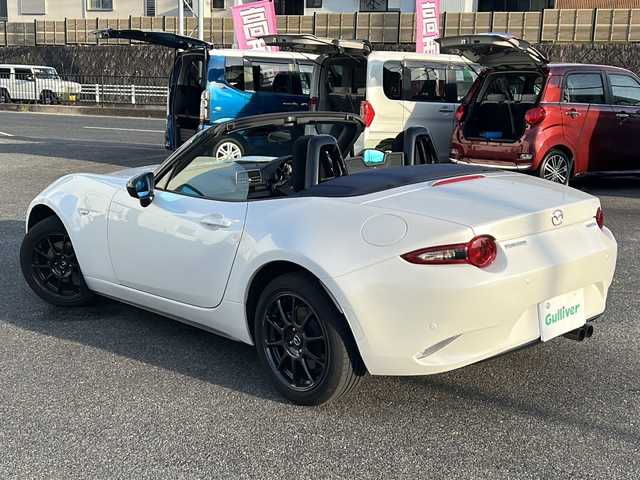 マツダ ロードスター 990S 愛知県 2023(令5)年 1.3万km スノーフレイクホワイトパールマイカ 禁煙車/ワンオーナー/特別仕様車/6速MT/ブレンボキャリパー/レイズ製16インチアルミホイール/純正オーディオ/USB・AUX/FM・AM/ETC/アドバンストスマートシティブレーキサポート/車線逸脱警報（LDWS）/BSM/パーキングセンサー/横滑り防止（DSC）/LEDオートライト/フロアマット/プッシュスタート/革巻きステアリング/ステアリングスイッチ/スマートキー×2/取扱説明書/保証書