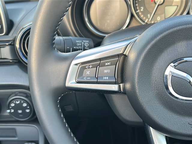 マツダ ロードスター 990S 愛知県 2023(令5)年 1.3万km スノーフレイクホワイトパールマイカ 禁煙車/ワンオーナー/特別仕様車/6速MT/ブレンボキャリパー/レイズ製16インチアルミホイール/純正オーディオ/USB・AUX/FM・AM/ETC/アドバンストスマートシティブレーキサポート/車線逸脱警報（LDWS）/BSM/パーキングセンサー/横滑り防止（DSC）/LEDオートライト/フロアマット/プッシュスタート/革巻きステアリング/ステアリングスイッチ/スマートキー×2/取扱説明書/保証書