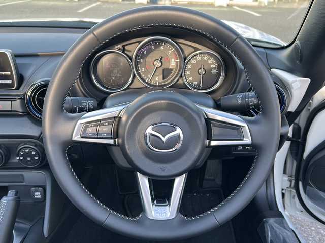 マツダ ロードスター 990S 愛知県 2023(令5)年 1.3万km スノーフレイクホワイトパールマイカ 禁煙車/ワンオーナー/特別仕様車/6速MT/ブレンボキャリパー/レイズ製16インチアルミホイール/純正オーディオ/USB・AUX/FM・AM/ETC/アドバンストスマートシティブレーキサポート/車線逸脱警報（LDWS）/BSM/パーキングセンサー/横滑り防止（DSC）/LEDオートライト/フロアマット/プッシュスタート/革巻きステアリング/ステアリングスイッチ/スマートキー×2/取扱説明書/保証書