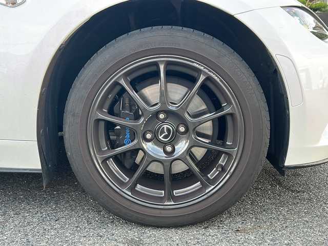 マツダ ロードスター 990S 愛知県 2023(令5)年 1.3万km スノーフレイクホワイトパールマイカ 禁煙車/ワンオーナー/特別仕様車/6速MT/ブレンボキャリパー/レイズ製16インチアルミホイール/純正オーディオ/USB・AUX/FM・AM/ETC/アドバンストスマートシティブレーキサポート/車線逸脱警報（LDWS）/BSM/パーキングセンサー/横滑り防止（DSC）/LEDオートライト/フロアマット/プッシュスタート/革巻きステアリング/ステアリングスイッチ/スマートキー×2/取扱説明書/保証書