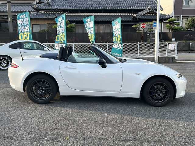 マツダ ロードスター 990S 愛知県 2023(令5)年 1.3万km スノーフレイクホワイトパールマイカ 禁煙車/ワンオーナー/特別仕様車/6速MT/ブレンボキャリパー/レイズ製16インチアルミホイール/純正オーディオ/USB・AUX/FM・AM/ETC/アドバンストスマートシティブレーキサポート/車線逸脱警報（LDWS）/BSM/パーキングセンサー/横滑り防止（DSC）/LEDオートライト/フロアマット/プッシュスタート/革巻きステアリング/ステアリングスイッチ/スマートキー×2/取扱説明書/保証書