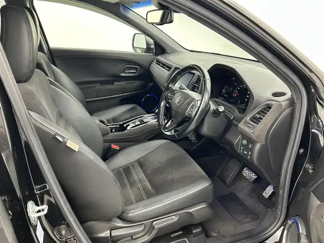 ホンダ ヴェゼル ハイブリッド RS ホンダセンシング 熊本県 2017(平29)年 7.8万km クリスタルブラックパール 純正ナビVXM-185VFNi（ＣＤ・ＤＶＤ・フルセグ・ＢＴ・ＳＤ・ｉｐｏｄ）/バックカメラ　/純正前方ドライブレコーダー　/ビルトインＥＴＣ　/前席シートヒーター　/純正フロントエアロ　/ホンダセンシング/・衝突軽減ブレーキ/・レーダークルーズコントロール/・レーンキープアシスト/・先行車発進お知らせ機能/・路外逸脱制御機能/・標識認識システム/横滑り防止/オートブレーキホールド/パドルシフト/ドアバイザー/ハーフレザーシート/純正フロアマット/純正１８インチAW/オートライト/LEDヘッドライト/フォグライト/スマートキー/プッシュスタート/スペアキー1本/取扱説明書