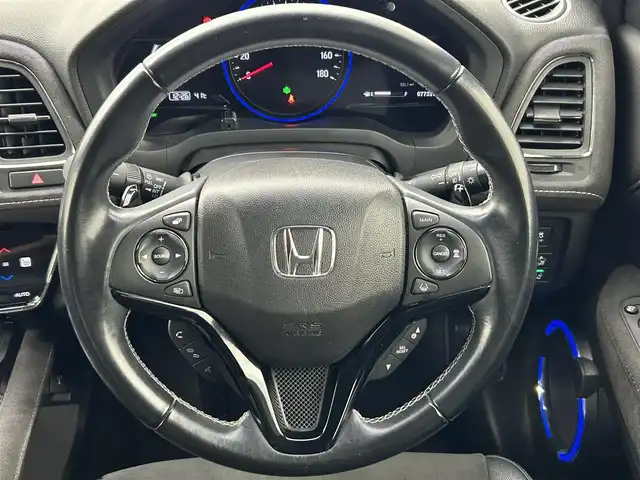 ホンダ ヴェゼル ハイブリッド RS ホンダセンシング 熊本県 2017(平29)年 7.8万km クリスタルブラックパール 純正ナビVXM-185VFNi（ＣＤ・ＤＶＤ・フルセグ・ＢＴ・ＳＤ・ｉｐｏｄ）/バックカメラ　/純正前方ドライブレコーダー　/ビルトインＥＴＣ　/前席シートヒーター　/純正フロントエアロ　/ホンダセンシング/・衝突軽減ブレーキ/・レーダークルーズコントロール/・レーンキープアシスト/・先行車発進お知らせ機能/・路外逸脱制御機能/・標識認識システム/横滑り防止/オートブレーキホールド/パドルシフト/ドアバイザー/ハーフレザーシート/純正フロアマット/純正１８インチAW/オートライト/LEDヘッドライト/フォグライト/スマートキー/プッシュスタート/スペアキー1本/取扱説明書