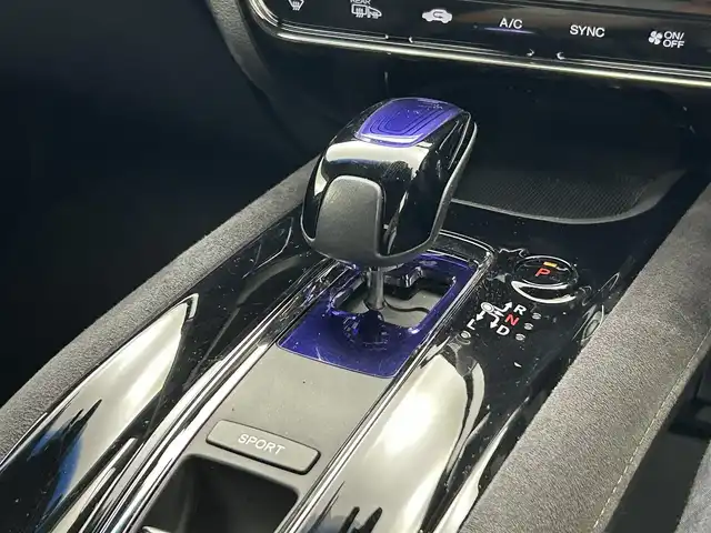 ホンダ ヴェゼル ハイブリッド RS ホンダセンシング 熊本県 2017(平29)年 7.8万km クリスタルブラックパール 純正ナビVXM-185VFNi（ＣＤ・ＤＶＤ・フルセグ・ＢＴ・ＳＤ・ｉｐｏｄ）/バックカメラ　/純正前方ドライブレコーダー　/ビルトインＥＴＣ　/前席シートヒーター　/純正フロントエアロ　/ホンダセンシング/・衝突軽減ブレーキ/・レーダークルーズコントロール/・レーンキープアシスト/・先行車発進お知らせ機能/・路外逸脱制御機能/・標識認識システム/横滑り防止/オートブレーキホールド/パドルシフト/ドアバイザー/ハーフレザーシート/純正フロアマット/純正１８インチAW/オートライト/LEDヘッドライト/フォグライト/スマートキー/プッシュスタート/スペアキー1本/取扱説明書
