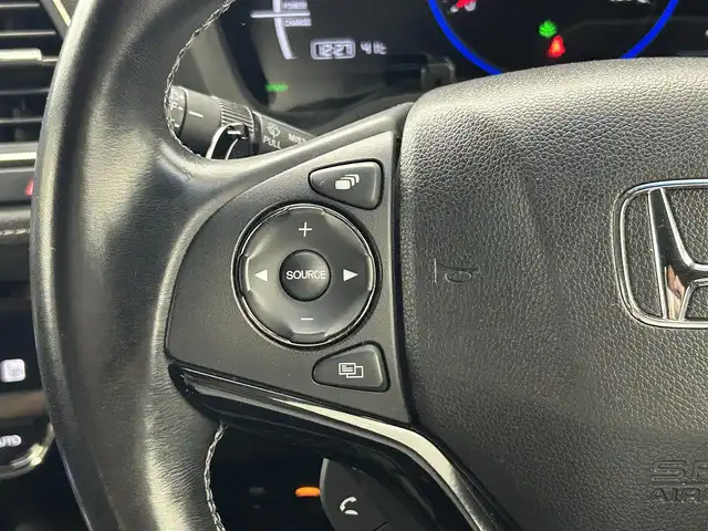 ホンダ ヴェゼル ハイブリッド RS ホンダセンシング 熊本県 2017(平29)年 7.8万km クリスタルブラックパール 純正ナビVXM-185VFNi（ＣＤ・ＤＶＤ・フルセグ・ＢＴ・ＳＤ・ｉｐｏｄ）/バックカメラ　/純正前方ドライブレコーダー　/ビルトインＥＴＣ　/前席シートヒーター　/純正フロントエアロ　/ホンダセンシング/・衝突軽減ブレーキ/・レーダークルーズコントロール/・レーンキープアシスト/・先行車発進お知らせ機能/・路外逸脱制御機能/・標識認識システム/横滑り防止/オートブレーキホールド/パドルシフト/ドアバイザー/ハーフレザーシート/純正フロアマット/純正１８インチAW/オートライト/LEDヘッドライト/フォグライト/スマートキー/プッシュスタート/スペアキー1本/取扱説明書
