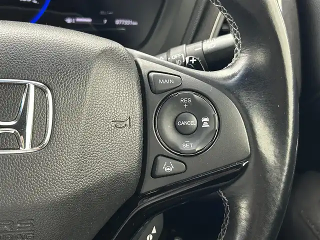 ホンダ ヴェゼル ハイブリッド RS ホンダセンシング 熊本県 2017(平29)年 7.8万km クリスタルブラックパール 純正ナビVXM-185VFNi（ＣＤ・ＤＶＤ・フルセグ・ＢＴ・ＳＤ・ｉｐｏｄ）/バックカメラ　/純正前方ドライブレコーダー　/ビルトインＥＴＣ　/前席シートヒーター　/純正フロントエアロ　/ホンダセンシング/・衝突軽減ブレーキ/・レーダークルーズコントロール/・レーンキープアシスト/・先行車発進お知らせ機能/・路外逸脱制御機能/・標識認識システム/横滑り防止/オートブレーキホールド/パドルシフト/ドアバイザー/ハーフレザーシート/純正フロアマット/純正１８インチAW/オートライト/LEDヘッドライト/フォグライト/スマートキー/プッシュスタート/スペアキー1本/取扱説明書