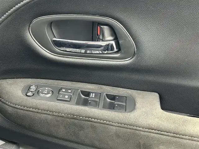 ホンダ ヴェゼル ハイブリッド RS ホンダセンシング 熊本県 2017(平29)年 7.8万km クリスタルブラックパール 純正ナビVXM-185VFNi（ＣＤ・ＤＶＤ・フルセグ・ＢＴ・ＳＤ・ｉｐｏｄ）/バックカメラ　/純正前方ドライブレコーダー　/ビルトインＥＴＣ　/前席シートヒーター　/純正フロントエアロ　/ホンダセンシング/・衝突軽減ブレーキ/・レーダークルーズコントロール/・レーンキープアシスト/・先行車発進お知らせ機能/・路外逸脱制御機能/・標識認識システム/横滑り防止/オートブレーキホールド/パドルシフト/ドアバイザー/ハーフレザーシート/純正フロアマット/純正１８インチAW/オートライト/LEDヘッドライト/フォグライト/スマートキー/プッシュスタート/スペアキー1本/取扱説明書
