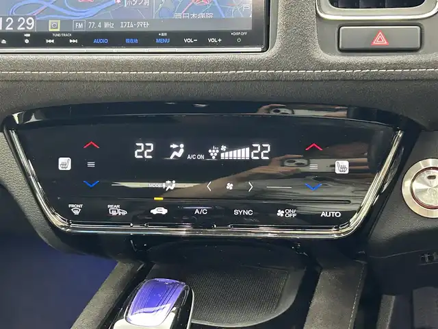 ホンダ ヴェゼル ハイブリッド RS ホンダセンシング 熊本県 2017(平29)年 7.8万km クリスタルブラックパール 純正ナビVXM-185VFNi（ＣＤ・ＤＶＤ・フルセグ・ＢＴ・ＳＤ・ｉｐｏｄ）/バックカメラ　/純正前方ドライブレコーダー　/ビルトインＥＴＣ　/前席シートヒーター　/純正フロントエアロ　/ホンダセンシング/・衝突軽減ブレーキ/・レーダークルーズコントロール/・レーンキープアシスト/・先行車発進お知らせ機能/・路外逸脱制御機能/・標識認識システム/横滑り防止/オートブレーキホールド/パドルシフト/ドアバイザー/ハーフレザーシート/純正フロアマット/純正１８インチAW/オートライト/LEDヘッドライト/フォグライト/スマートキー/プッシュスタート/スペアキー1本/取扱説明書