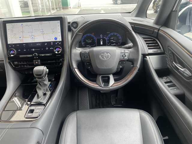 トヨタ アルファード Z 埼玉県 2024(令6)年 0.8万km プラチナホワイトパールマイカ /ワンオーナー//左右独立ムーンルーフ//純正メモリナビ//フルセグTV//全方位モニター//フリップダウンモニター//黒レザーシート//前2席パワーシート//前席&2列目シートヒーター//前席&2列目エアシート//2ndシートオットマン//両側パワースライドドア//パワーバックドア//アダプティブクルーズコントロール//ビルトインETC//スマートキー×2//LEDヘッドライト/LEDフォグ//デジタルインナーミラー//PCS/LDA/BSM//RCTA/PKSB/RSA//クリアランスソナー//W.サイド.カーテンエアバッグ//ABS/横滑り防止装置//オートライト/オートハイビーム//革巻きコンビステアリング//プライバシーガラス//純正18インチAW//新車時保証書//ユーザーガイド