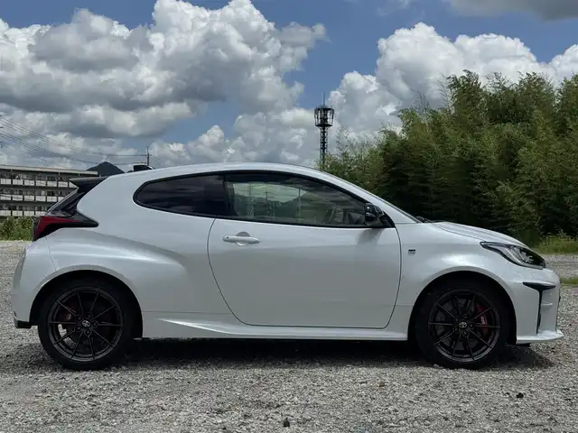 トヨタ ＧＲヤリス RZ ハイパフォーマンス 兵庫県 2023(令5)年 0.4万km プラチナホワイトパールマイカ 純正ナビ/JBLサウンド/バックカメラ/ETC2.0/Bluetooth接続可/純正BBS製18インチAW/ハーフレザーシート/LEDヘッドライト/レーダークルコン/スマートキー/ヘッドアップディスプレイ/トヨタセーフティセンス