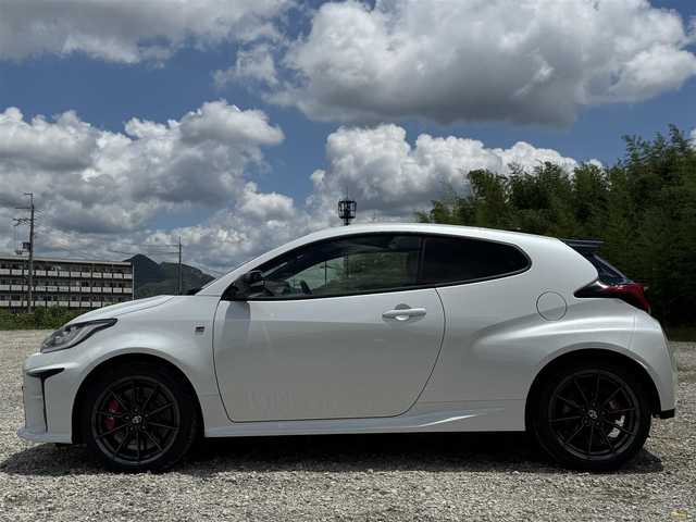 トヨタ ＧＲヤリス RZ ハイパフォーマンス 兵庫県 2023(令5)年 0.4万km プラチナホワイトパールマイカ 純正ナビ/JBLサウンド/バックカメラ/ETC2.0/Bluetooth接続可/純正BBS製18インチAW/ハーフレザーシート/LEDヘッドライト/レーダークルコン/スマートキー/ヘッドアップディスプレイ/トヨタセーフティセンス