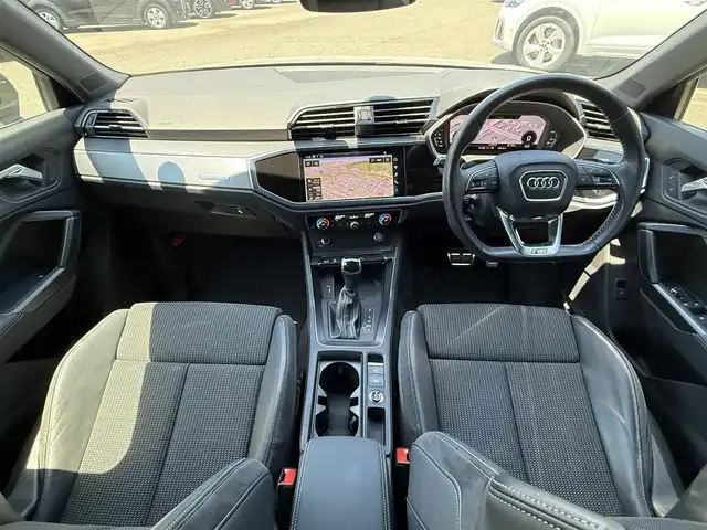 アウディ アウディ Ｑ３ SB 35TFSI Sライン 静岡県 2020(令2)年 4.3万km グレー アシスタンスパッケージ/・アダプティブクルーズアシスト/・エマージェンシーアシスト/・ハイビームアシスト/・サイドアシスト/・リヤクロストラフィックアシスト/ベーシックパッケージ/・シートヒーター（フロント）/・シート電動調整機能（フロント）/・ステアリングホイール3スポークレザー/ マルチファンクションパドルシフトフラットボトム/・オートマチックテールゲート/・アウディホールドアシスト/・ランバーサポート4ウェイ（フロント）/ハーフレザーシート/バーチャルコックピット/MMI/(Bluetooth/CarPlay/USB)/360°カメラ/ETC2.0/ドライブレコーダー/保証書/取説/スペアキー