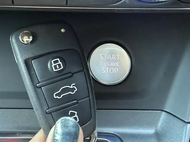 アウディ アウディ Ｑ３ SB 35TFSI Sライン 静岡県 2020(令2)年 4.3万km グレー アシスタンスパッケージ/・アダプティブクルーズアシスト/・エマージェンシーアシスト/・ハイビームアシスト/・サイドアシスト/・リヤクロストラフィックアシスト/ベーシックパッケージ/・シートヒーター（フロント）/・シート電動調整機能（フロント）/・ステアリングホイール3スポークレザー/ マルチファンクションパドルシフトフラットボトム/・オートマチックテールゲート/・アウディホールドアシスト/・ランバーサポート4ウェイ（フロント）/ハーフレザーシート/バーチャルコックピット/MMI/(Bluetooth/CarPlay/USB)/360°カメラ/ETC2.0/ドライブレコーダー/保証書/取説/スペアキー