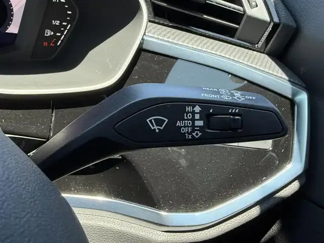 アウディ アウディ Ｑ３ SB 35TFSI Sライン 静岡県 2020(令2)年 4.3万km グレー アシスタンスパッケージ/・アダプティブクルーズアシスト/・エマージェンシーアシスト/・ハイビームアシスト/・サイドアシスト/・リヤクロストラフィックアシスト/ベーシックパッケージ/・シートヒーター（フロント）/・シート電動調整機能（フロント）/・ステアリングホイール3スポークレザー/ マルチファンクションパドルシフトフラットボトム/・オートマチックテールゲート/・アウディホールドアシスト/・ランバーサポート4ウェイ（フロント）/ハーフレザーシート/バーチャルコックピット/MMI/(Bluetooth/CarPlay/USB)/360°カメラ/ETC2.0/ドライブレコーダー/保証書/取説/スペアキー