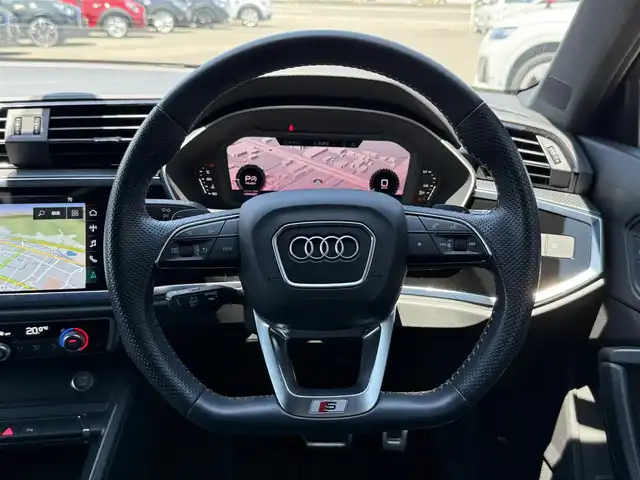 アウディ アウディ Ｑ３ SB 35TFSI Sライン 静岡県 2020(令2)年 4.3万km グレー アシスタンスパッケージ/・アダプティブクルーズアシスト/・エマージェンシーアシスト/・ハイビームアシスト/・サイドアシスト/・リヤクロストラフィックアシスト/ベーシックパッケージ/・シートヒーター（フロント）/・シート電動調整機能（フロント）/・ステアリングホイール3スポークレザー/ マルチファンクションパドルシフトフラットボトム/・オートマチックテールゲート/・アウディホールドアシスト/・ランバーサポート4ウェイ（フロント）/ハーフレザーシート/バーチャルコックピット/MMI/(Bluetooth/CarPlay/USB)/360°カメラ/ETC2.0/ドライブレコーダー/保証書/取説/スペアキー