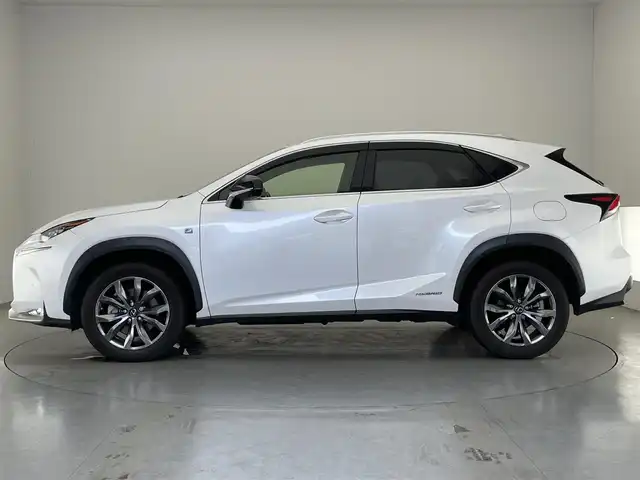 レクサス ＮＸ 300h Fスポーツ 愛知県 2015(平27)年 6.4万km ソニッククォーツ 純正ナビ　フルセグＴＶ　ムーンルーフ　バックカメラ　電動格納リアシート　赤革　ベンチレーション　シートヒーター　３眼ＬＥＤヘッドライト　衝突軽減　前後ドラレコ　ＥＴＣ　ブルーレイ再生　ｎａｎｏｅ　禁煙　スぺアタイヤあり