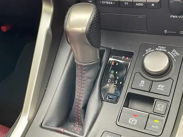 レクサス ＮＸ 300h Fスポーツ 愛知県 2015(平27)年 6.4万km ソニッククォーツ 純正ナビ　フルセグＴＶ　ムーンルーフ　バックカメラ　電動格納リアシート　赤革　ベンチレーション　シートヒーター　３眼ＬＥＤヘッドライト　衝突軽減　前後ドラレコ　ＥＴＣ　ブルーレイ再生　ｎａｎｏｅ　禁煙　スぺアタイヤあり