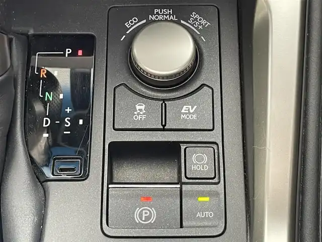 レクサス ＮＸ 300h Fスポーツ 愛知県 2015(平27)年 6.4万km ソニッククォーツ 純正ナビ　フルセグＴＶ　ムーンルーフ　バックカメラ　電動格納リアシート　赤革　ベンチレーション　シートヒーター　３眼ＬＥＤヘッドライト　衝突軽減　前後ドラレコ　ＥＴＣ　ブルーレイ再生　ｎａｎｏｅ　禁煙　スぺアタイヤあり