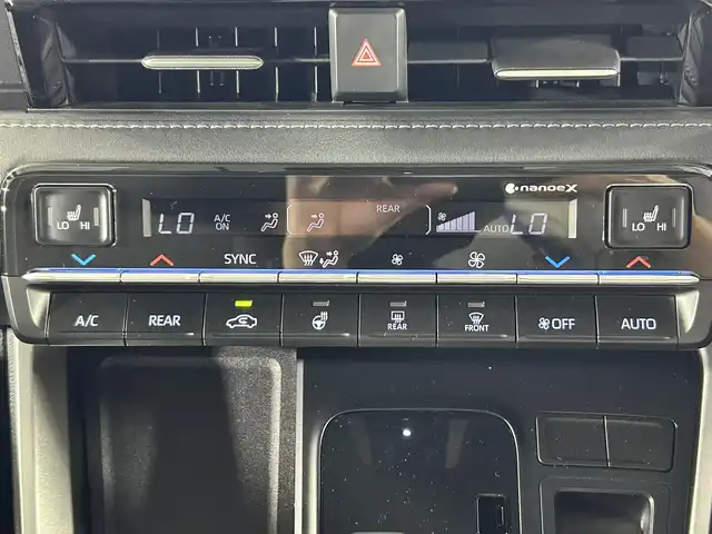 トヨタ ノア S－Z 熊本県 2024(令6)年 2.2万km アティチュードブラックマイカ 純正10.5ナビ/CD/DVD/フルセグTV/Bluetooth/HDMI/純正13.2インチ後席モニター/両側パワースライドドア/トヨタセーフティセンス/プリクラッシュセーフティ/レーンディパーチャーアラート/クリアランスソナー/パーキングサポートブレーキ/ヘッドアップディスプレイ/ロードサインアシスト/レーダークルーズコントロール/オートマッチックハイビーム/ハーフレザーシート/前席シートヒーター/デジタルインナーミラー/サンシェード/オットマン/USB入力/タイプC/USB充電/純正17インチアルミホイール