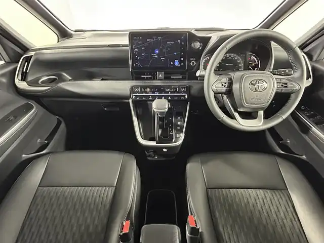 トヨタ ノア S－Z 熊本県 2024(令6)年 2.2万km アティチュードブラックマイカ 純正10.5ナビ/CD/DVD/フルセグTV/Bluetooth/HDMI/純正13.2インチ後席モニター/両側パワースライドドア/トヨタセーフティセンス/プリクラッシュセーフティ/レーンディパーチャーアラート/クリアランスソナー/パーキングサポートブレーキ/ヘッドアップディスプレイ/ロードサインアシスト/レーダークルーズコントロール/オートマッチックハイビーム/ハーフレザーシート/前席シートヒーター/デジタルインナーミラー/サンシェード/オットマン/USB入力/タイプC/USB充電/純正17インチアルミホイール