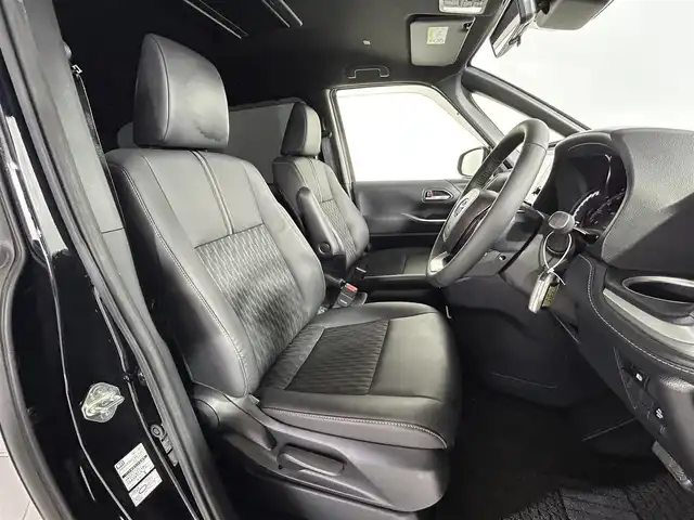 トヨタ ノア S－Z 熊本県 2024(令6)年 2.2万km アティチュードブラックマイカ 純正10.5ナビ/CD/DVD/フルセグTV/Bluetooth/HDMI/純正13.2インチ後席モニター/両側パワースライドドア/トヨタセーフティセンス/プリクラッシュセーフティ/レーンディパーチャーアラート/クリアランスソナー/パーキングサポートブレーキ/ヘッドアップディスプレイ/ロードサインアシスト/レーダークルーズコントロール/オートマッチックハイビーム/ハーフレザーシート/前席シートヒーター/デジタルインナーミラー/サンシェード/オットマン/USB入力/タイプC/USB充電/純正17インチアルミホイール