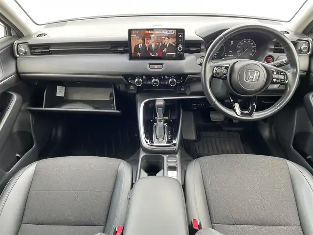 ホンダ ヴェゼル ハイブリッド e:HEV Z 熊本県 2022(令4)年 3万km パール 純正ナビ　BT/USB/AM/FM/フルセグTV/バックカメラ/ホンダセンシング/パワーテールゲート/オートクルーズコントロール/本革巻きステアリング/・ステアリングヒーター/・ステアリングリモコン/・パドルシフト/ビルトインETC2.0/電子パーキング/・オートブレーキホールド/ハーフレザーシート/・D/Nシートヒーター/LEDヘッドライト/・オートライト/プッシュスタート/・スマートキー/・スペアキー×１/ウインカーミラー/・電動格納ミラー