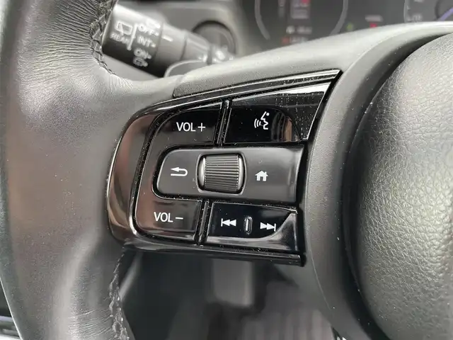 ホンダ ヴェゼル ハイブリッド e:HEV Z 熊本県 2022(令4)年 3万km パール 純正ナビ　BT/USB/AM/FM/フルセグTV/バックカメラ/ホンダセンシング/パワーテールゲート/オートクルーズコントロール/本革巻きステアリング/・ステアリングヒーター/・ステアリングリモコン/・パドルシフト/ビルトインETC2.0/電子パーキング/・オートブレーキホールド/ハーフレザーシート/・D/Nシートヒーター/LEDヘッドライト/・オートライト/プッシュスタート/・スマートキー/・スペアキー×１/ウインカーミラー/・電動格納ミラー