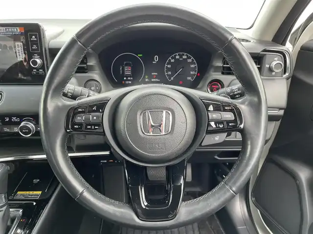 ホンダ ヴェゼル ハイブリッド e:HEV Z 熊本県 2022(令4)年 3万km パール 純正ナビ　BT/USB/AM/FM/フルセグTV/バックカメラ/ホンダセンシング/パワーテールゲート/オートクルーズコントロール/本革巻きステアリング/・ステアリングヒーター/・ステアリングリモコン/・パドルシフト/ビルトインETC2.0/電子パーキング/・オートブレーキホールド/ハーフレザーシート/・D/Nシートヒーター/LEDヘッドライト/・オートライト/プッシュスタート/・スマートキー/・スペアキー×１/ウインカーミラー/・電動格納ミラー