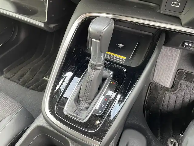 ホンダ ヴェゼル ハイブリッド e:HEV Z 熊本県 2022(令4)年 3万km パール 純正ナビ　BT/USB/AM/FM/フルセグTV/バックカメラ/ホンダセンシング/パワーテールゲート/オートクルーズコントロール/本革巻きステアリング/・ステアリングヒーター/・ステアリングリモコン/・パドルシフト/ビルトインETC2.0/電子パーキング/・オートブレーキホールド/ハーフレザーシート/・D/Nシートヒーター/LEDヘッドライト/・オートライト/プッシュスタート/・スマートキー/・スペアキー×１/ウインカーミラー/・電動格納ミラー
