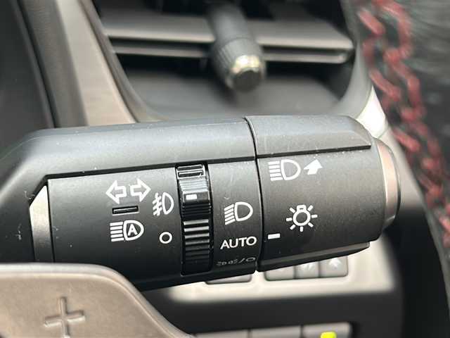 レクサス ＵＸ 250h Fスポーツ 広島県 2023(令5)年 1.5万km ホワイトノーヴァガラスフレーク 禁煙車/レクサスセーフティプラス+/・プリクラッシュセーフティ/・レーントレーシングアシスト/・先行車発進告知/・レーダークルーズコントロール/・ロードサインアシスト/3眼LEDヘッドライト/・アダプティブハイビームシステム/・ヘッドランプクリーナー/ASC/クリアランスソナー/純正ナビ/・フルセグ/Bluetooth/スマホ連携/バックカメラ/前席シートヒーター/専用Ltexスポーツシート/シートメモリー/パワーシート/ステアリングヒーター/パドルシフト/ステアリングスイッチ/パワーバックドア/360°ドライブレコーダー（TZ）/ETC2.0/純正フロアマット/215/60R17 インチアルミ付スタッドレスタイヤ車載