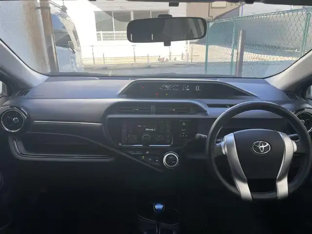 トヨタ アクア X－URBAN 千葉県 2015(平27)年 9.7万km ライムホワイトパールクリスタルシャイン カーオーディオ/・ラジオ/CD/AUX/USB/リアルーフスポイラー/ETC/横滑り制御機能(VSC)/タイヤ空転抑制機能(TRC)/電子制御ブレーキシステム/ヒルスタートアシストコントロール/車両接近通報装置/緊急ブレーキシグナル/ハーフレザーシート/純正16インチアルミホイール/取扱説明書/保証書/スペアキー