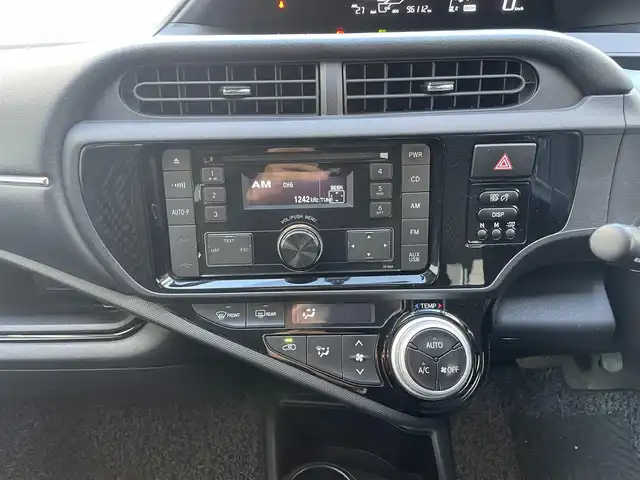 トヨタ アクア X－URBAN 千葉県 2015(平27)年 9.7万km ライムホワイトパールクリスタルシャイン カーオーディオ/・ラジオ/CD/AUX/USB/リアルーフスポイラー/ETC/横滑り制御機能(VSC)/タイヤ空転抑制機能(TRC)/電子制御ブレーキシステム/ヒルスタートアシストコントロール/車両接近通報装置/緊急ブレーキシグナル/ハーフレザーシート/純正16インチアルミホイール/取扱説明書/保証書/スペアキー